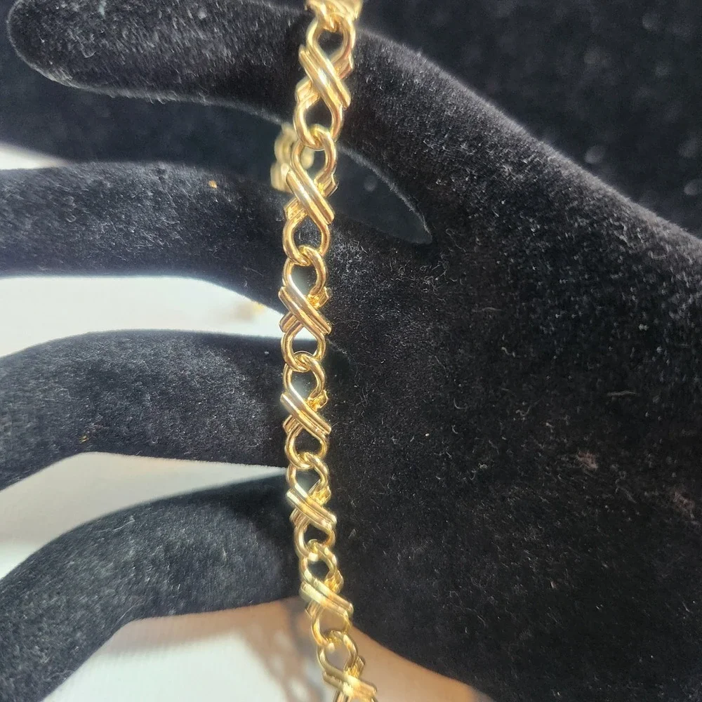 Gold Tone Hugs and Kisses XO Link Bracelet 7.5 Inch Classic Polished‎ Jewelry